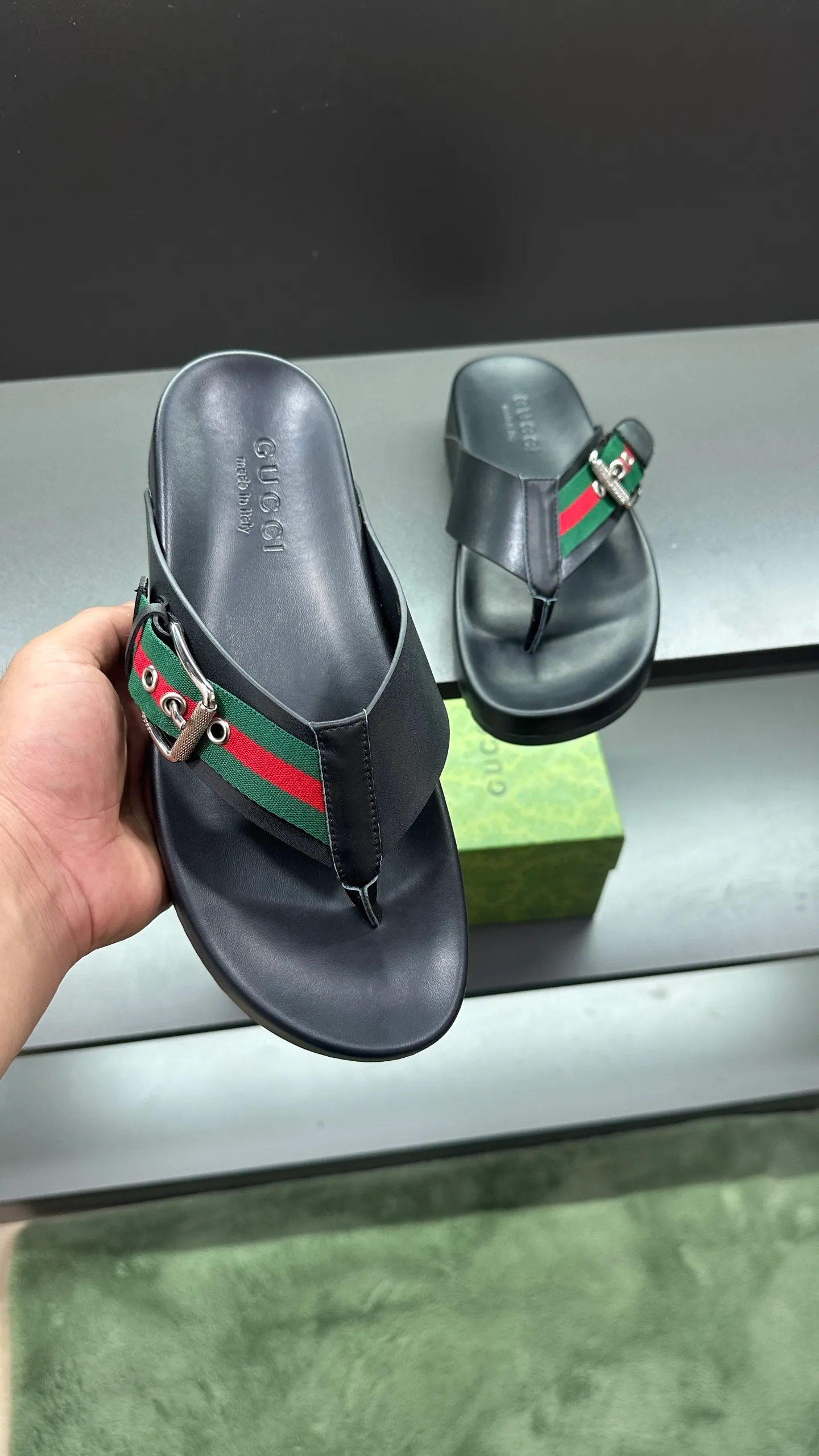 [G Home New Style] P: 300💰Men's size 39~45, (46. Customized) This slipper is made of GG polyester fiber and is decorated with a Gucci label on the front, which adds a striking logo feel to the style. "Gucci Made in Italy" stamped label Rubber sole Flat Made in Italy